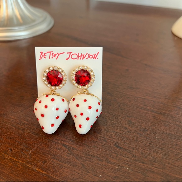 Betsey Johnson Strawberry White Strawberry Drop Earrings NWT - Picture 4 of 4